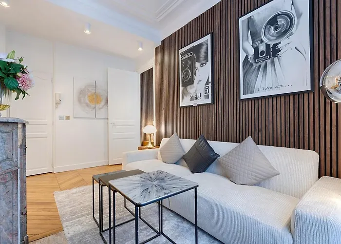 Luxury 2-bedroom For 6 - Avenue Montaigne * Paryż